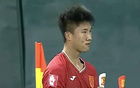 廣州隊(duì)舊將張志雄進(jìn)球后展廣州、銅梁龍隊(duì)徽，情義雙全。