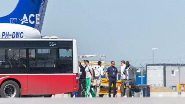 圖片報：拜仁14人歸隊備戰(zhàn)霍村，明日啟程。