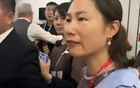 網(wǎng)傳藍(lán)衣女挑釁沖突，非北京女記者劉茹，涉事球迷已拘留。