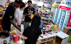 便利店主：外援喜橘罐，布朗愛益達口香糖。