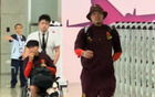 國(guó)足抵渝，胡荷韜坐輪椅，王大雷招手致意。