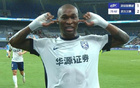 三鎮(zhèn)外援進(jìn)球后“堵耳”慶祝，深圳球迷憤怒砸杯！危險(xiǎn)！