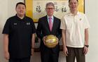 楊鳴、小劉受邀領(lǐng)館，遼籃外援選擇非美，未來(lái)更便利。