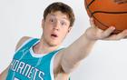 NBA夏聯(lián)決賽，黃蜂大勝會(huì)師國(guó)王，兩隊(duì)5勝0負(fù)爭(zhēng)冠。